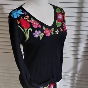 Michelle Nicole Sm Black Long-Sleeved Sweater Floral Embroidered Accents V Neck